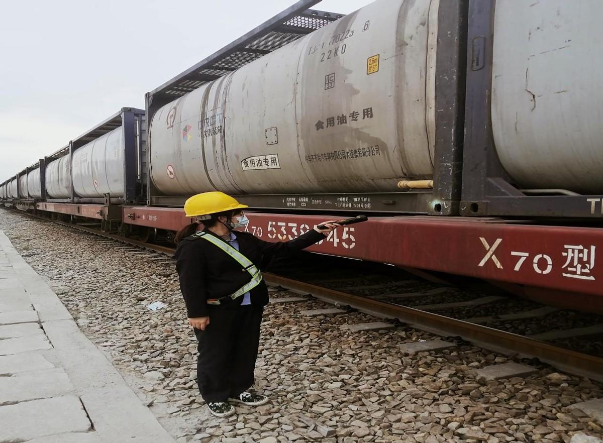 广铁集团茂名东铁路物流园运送植物油罐箱近千组助力湘企复工复产