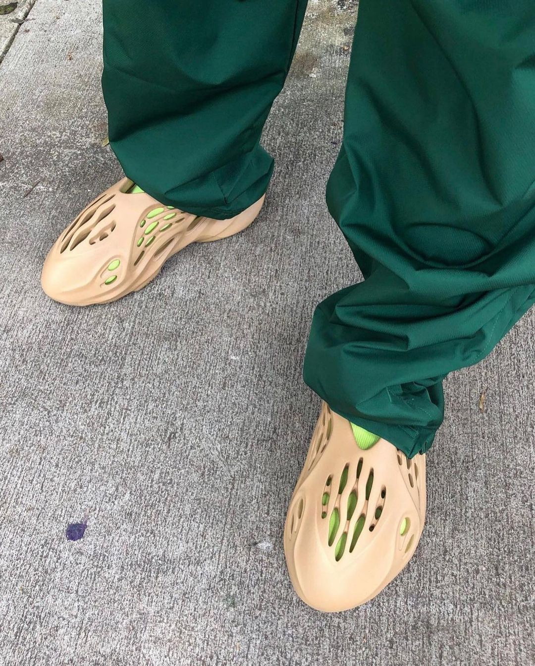 大地色yyds!侃爷yeezy「洞洞鞋」新配色官图释出,本月登场!