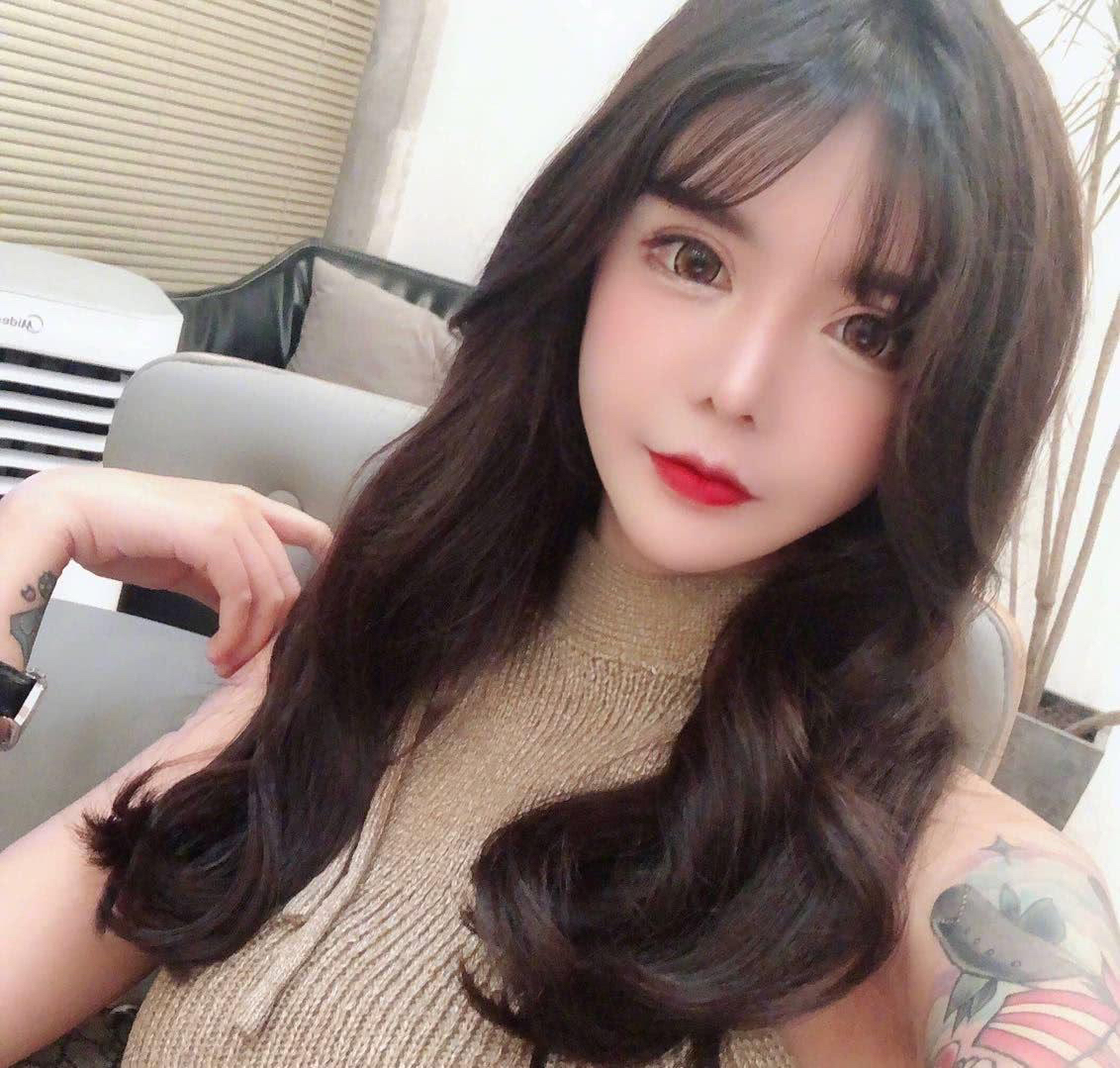 网红"猫妹妹"整容过后,面部僵硬,直播称无比懊悔