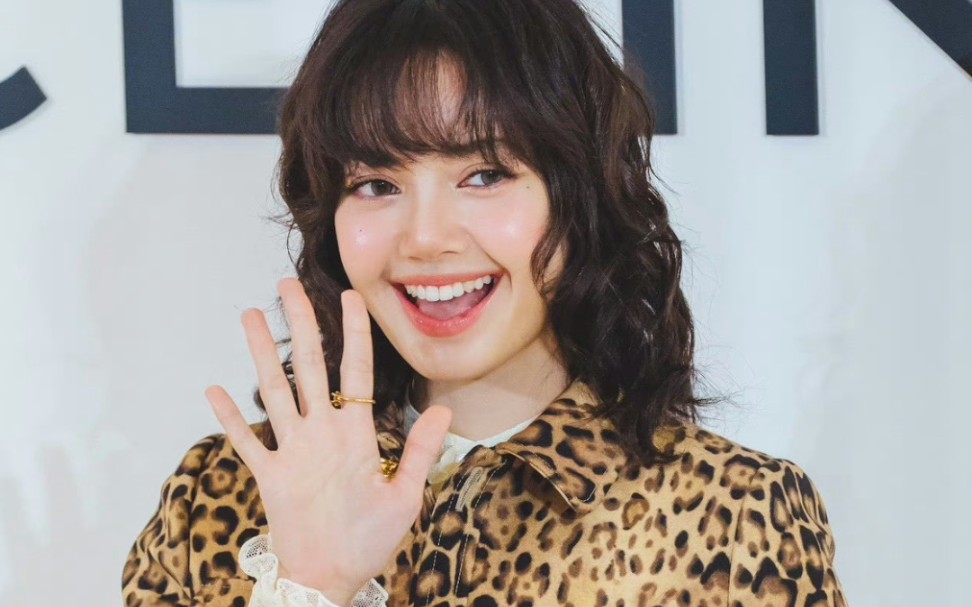 lisa卷发造型曝光,杨颖张嘉倪粉丝鸣不平,称她们是被lisa连累的