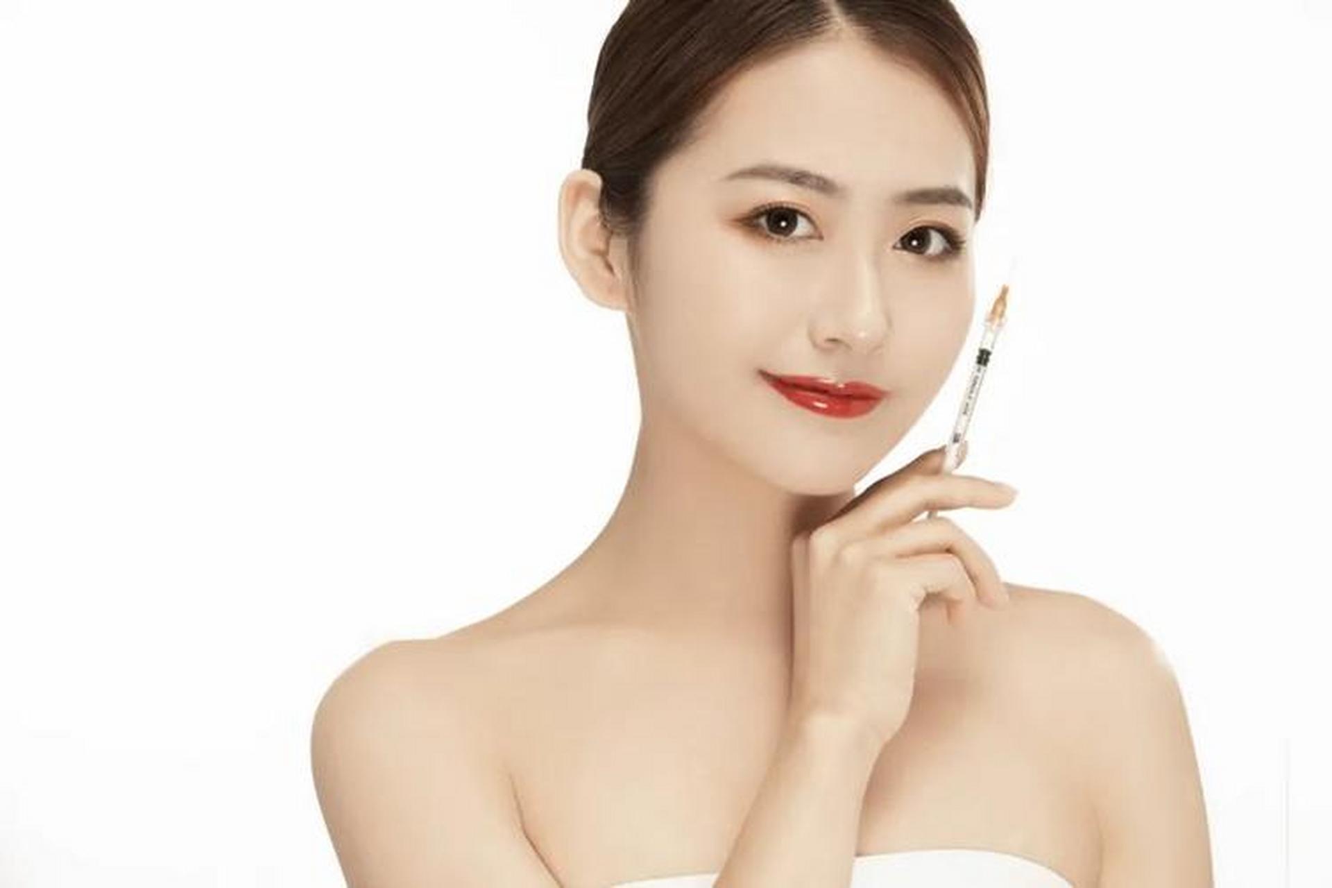 无针水光  无针水光针作为一种非侵入性的护肤治疗方法,通过将高压