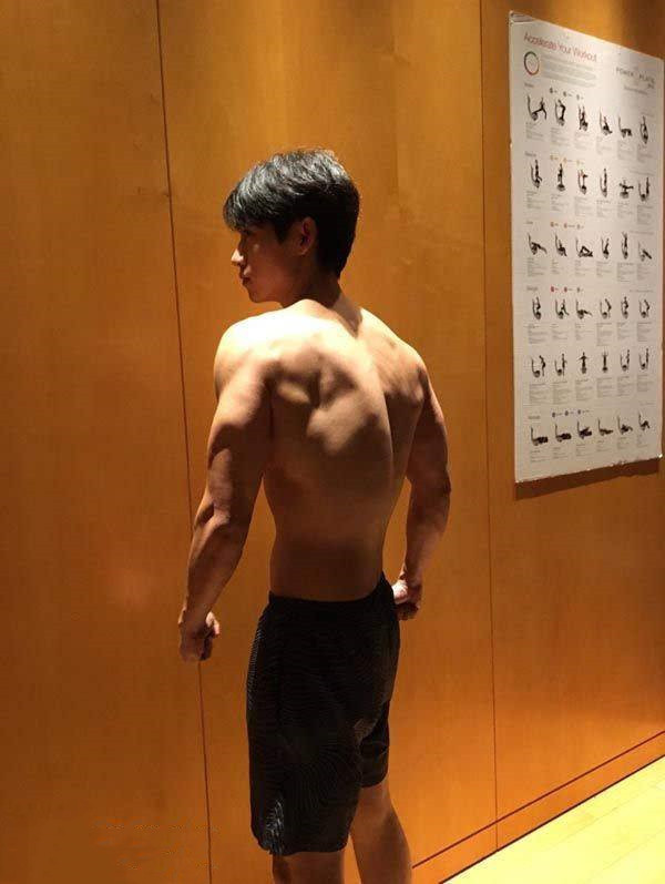 魏晨晒光剑腹肌照!结婚后变保守了,在关键部位还打了马赛克