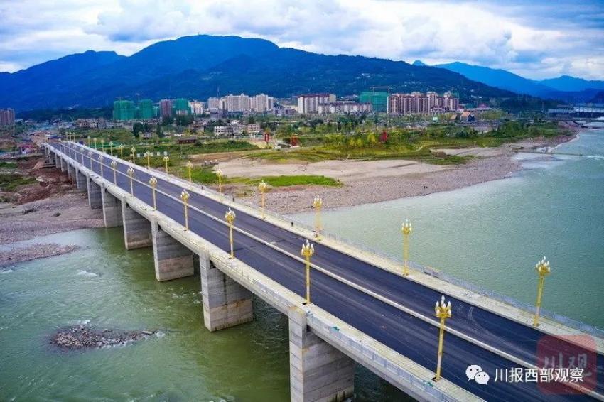 路灯和护栏安装接近尾声!雅安大兴二桥抢先看