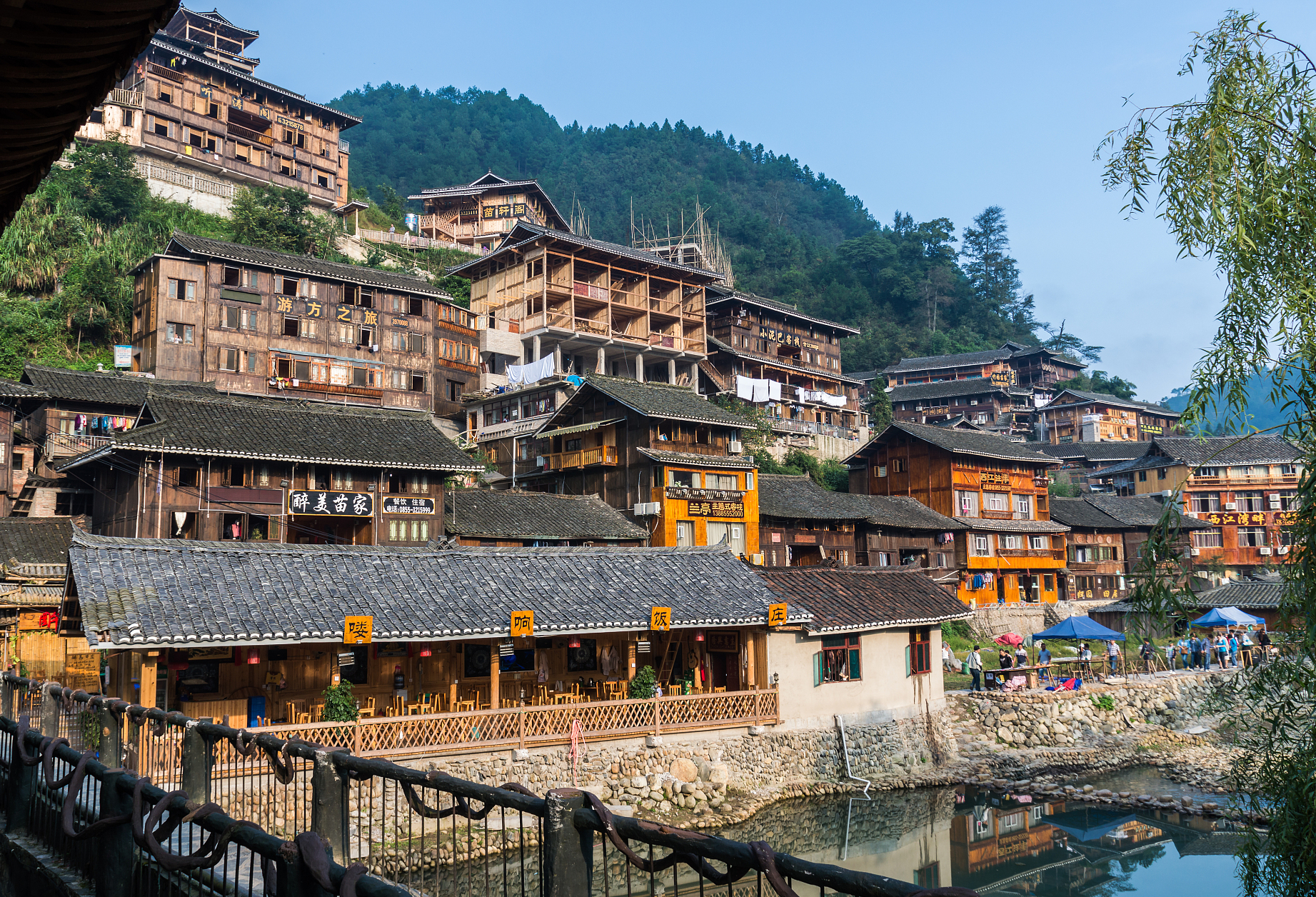 世界最大,保存完好的苗族聚居村寨之一,房屋错落有致,层层叠叠