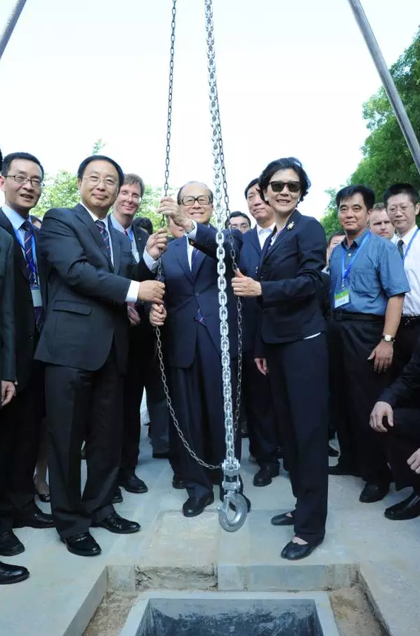 李嘉诚不卖北京东方广场,或许不是因周凯旋,而是背后的董氏家族