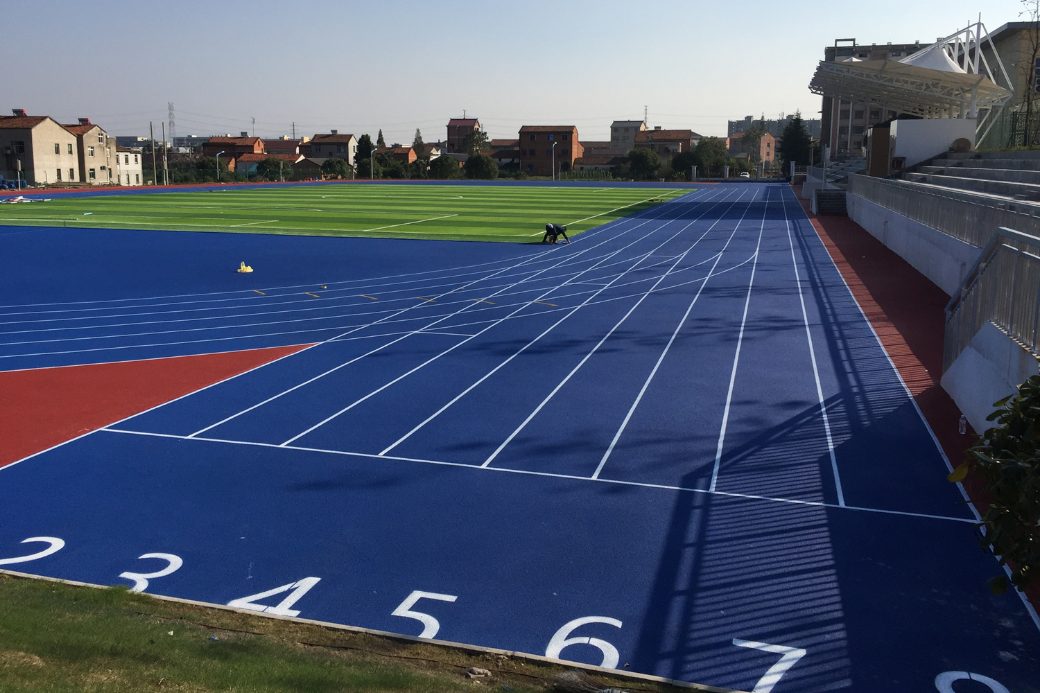 400米塑胶跑道大概要多少钱?