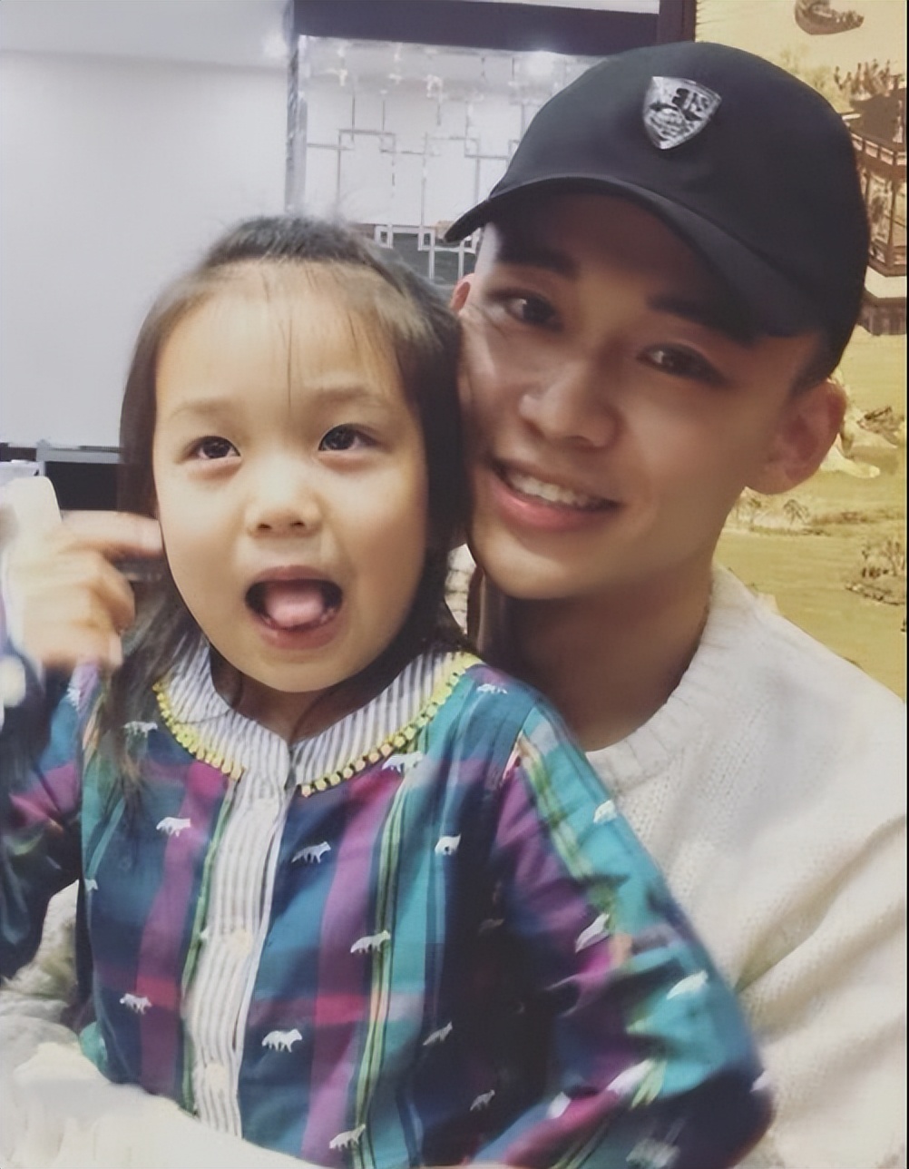 刘奕君妻子吕梓媛,嫁二婚演员丈夫,如今一家四口幸福甜蜜