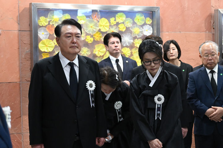韩第一夫人出席公公葬礼!穿黑色传统韩服亮相,戴黑框眼镜很悲痛