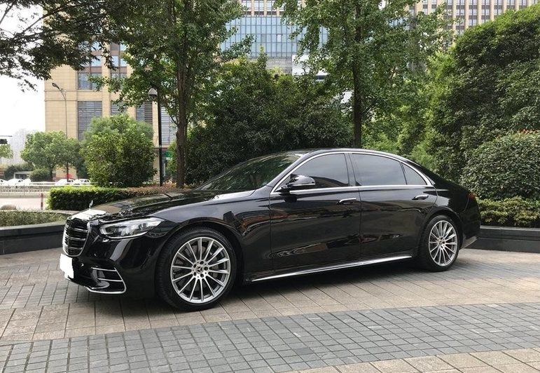 奔驰s级:实拍450l 4matic,可选像素式大灯