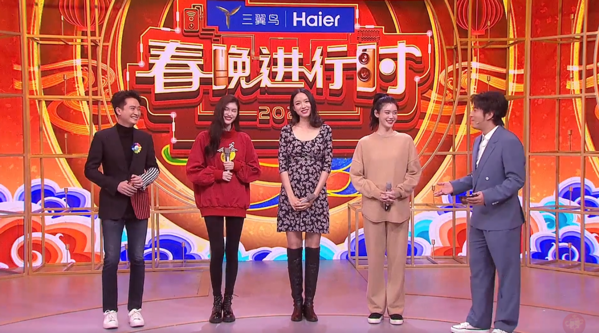 超模和世界小姐就是不同,何穗和张梓琳穿休闲风服装,看着很独特