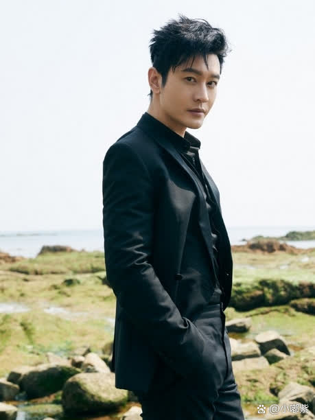 近日,黄晓明的一组海边漫步大片曝光,身穿黑色西装的他矜贵有型,吸引