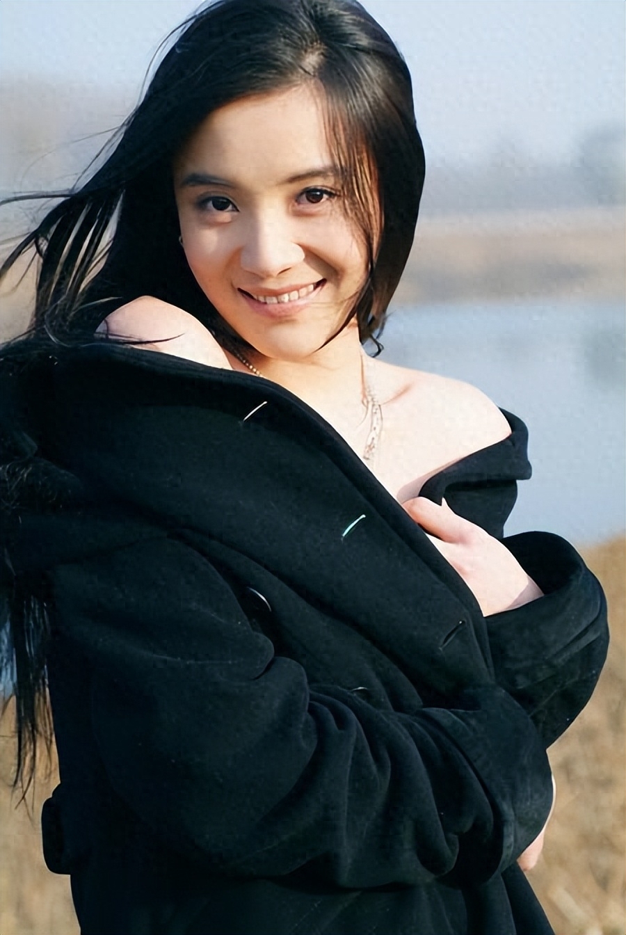 事实证明42岁未婚未育的宋佳早已走上女演员的另一条大道