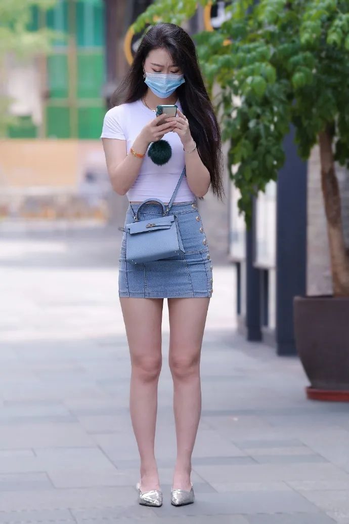 穿牛仔裙,美腿的长发性感美女