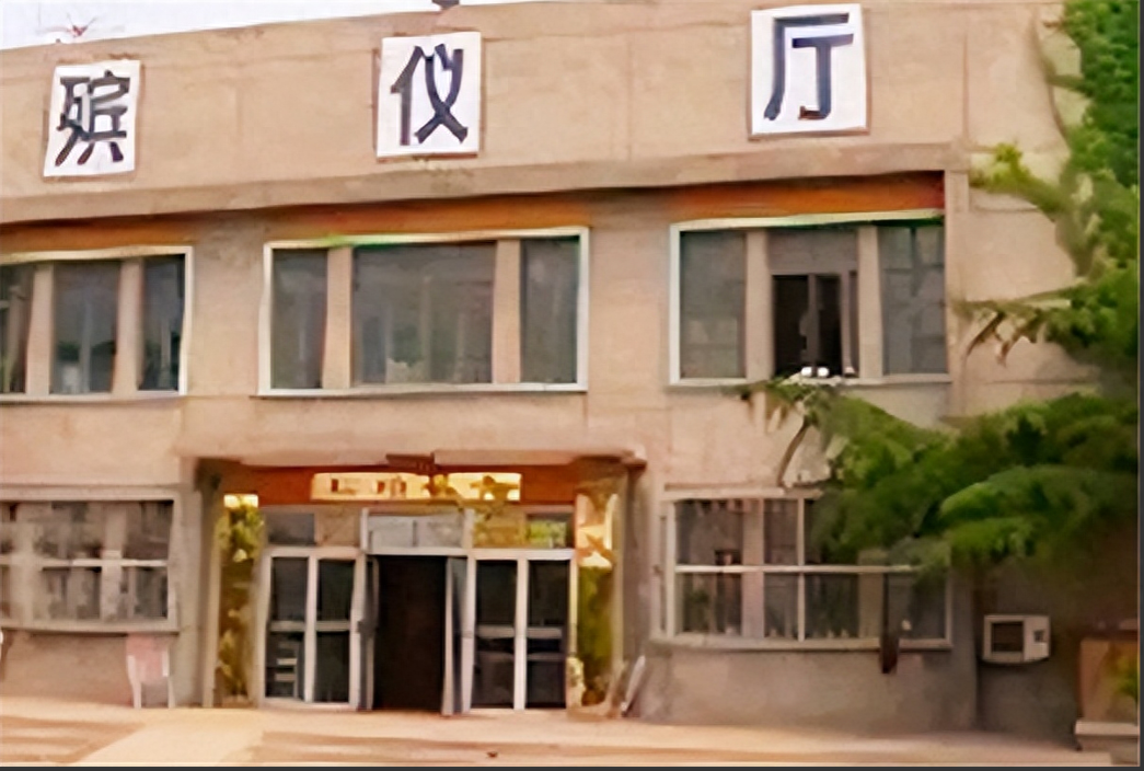 火葬场门口有一对联,上联:"早来晚来早晚都来",下联更为绝妙