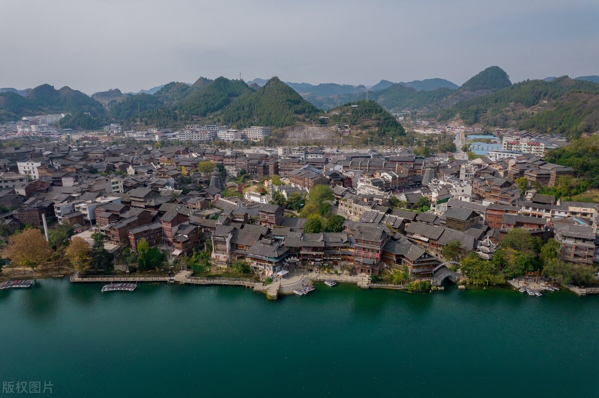 航拍的下司古镇,宛如一颗璀璨的明珠,静静地坐落在贵州省凯里市