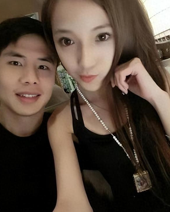 蒿俊闵婚变女主被揭,年龄小,颜值输妻子,名记:15年就出轨了