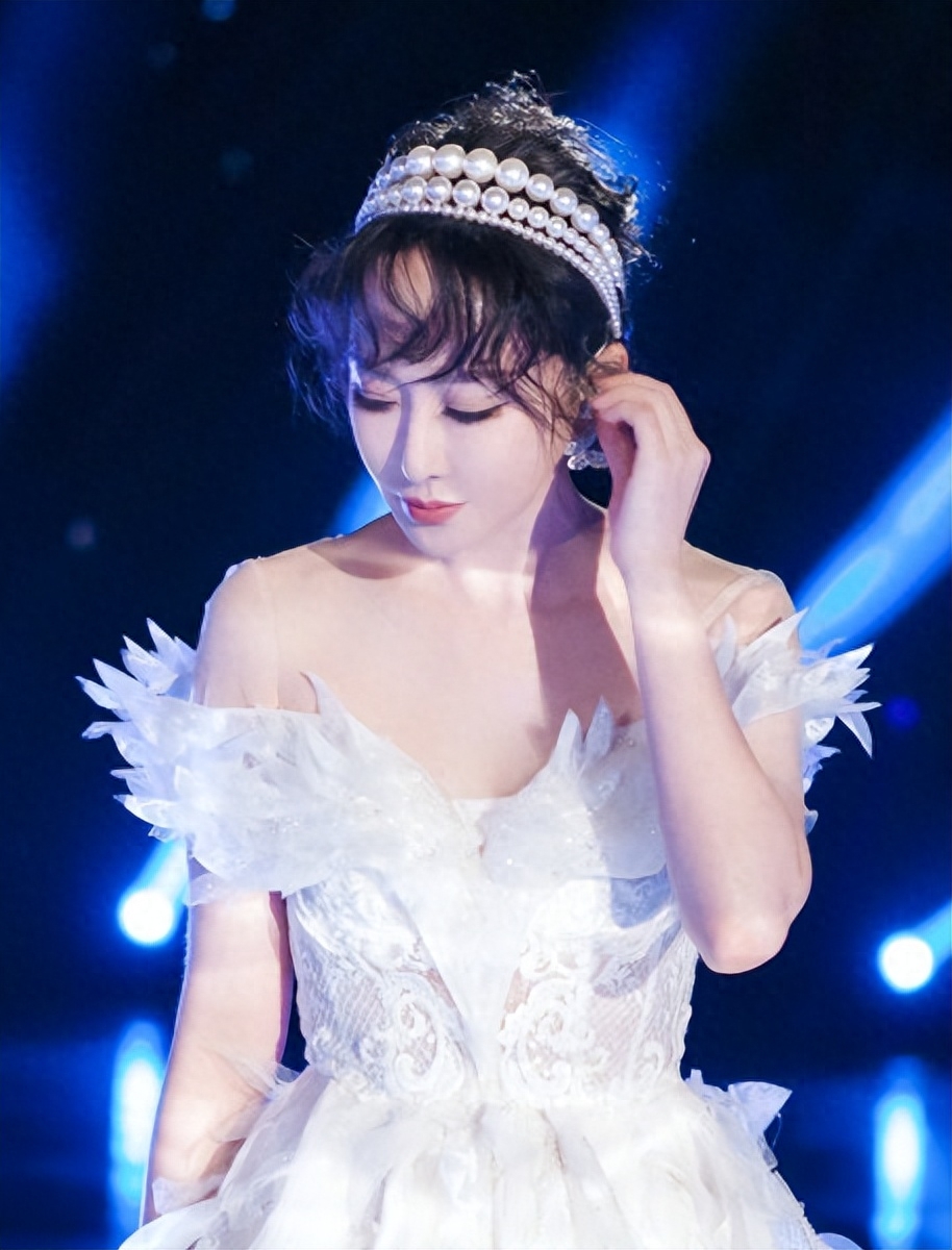 回顾:反拿话筒假唱的萨顶顶,她的"消失"才是乐坛的悲哀