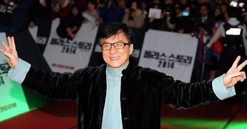 66岁成龙再受伤,一张照片告诉你,被叫一声大哥有多不容易
