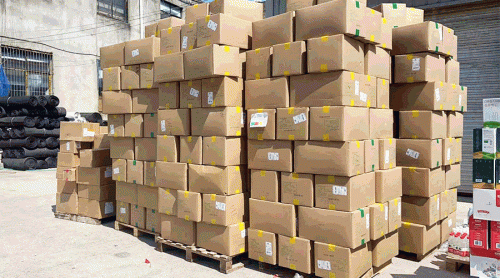 (松松店长仓库门口堆得满满的货物)"我现在每天从早到晚就是三只松鼠