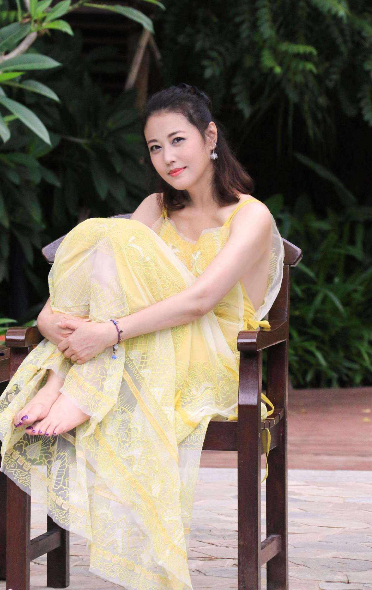 55岁周海媚近照曝光,不在乎身材放飞自我,接受自然老去