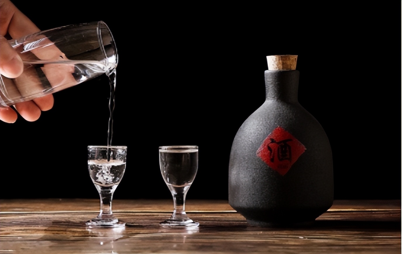 挑选白酒有门道,学会"4步品酒小窍门",教你轻松识别假酒