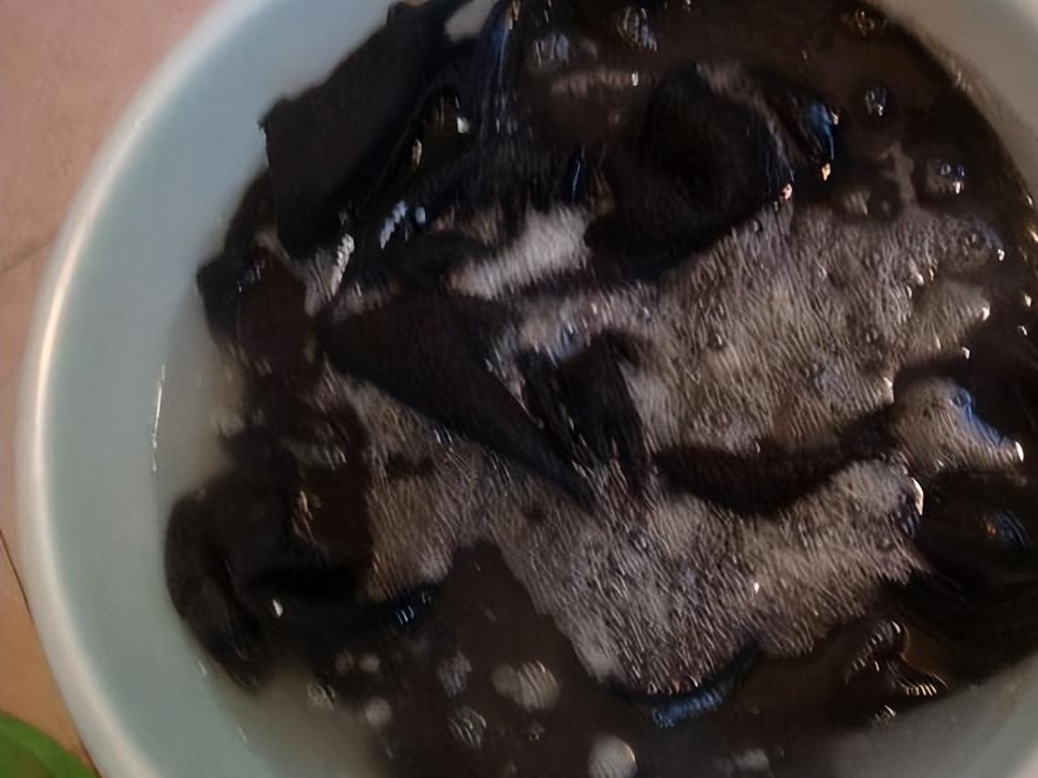 黑色衣服如果褪色严重,不要扔!用这几种东西泡泡,固色又干净