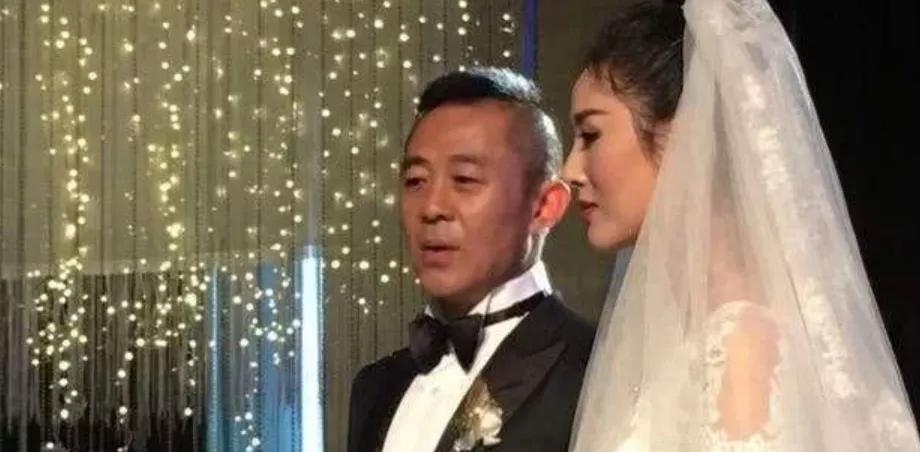 國家一級演員侯勇疑似酒駕?與好友聚會喝紅酒,開百萬豪車送異性