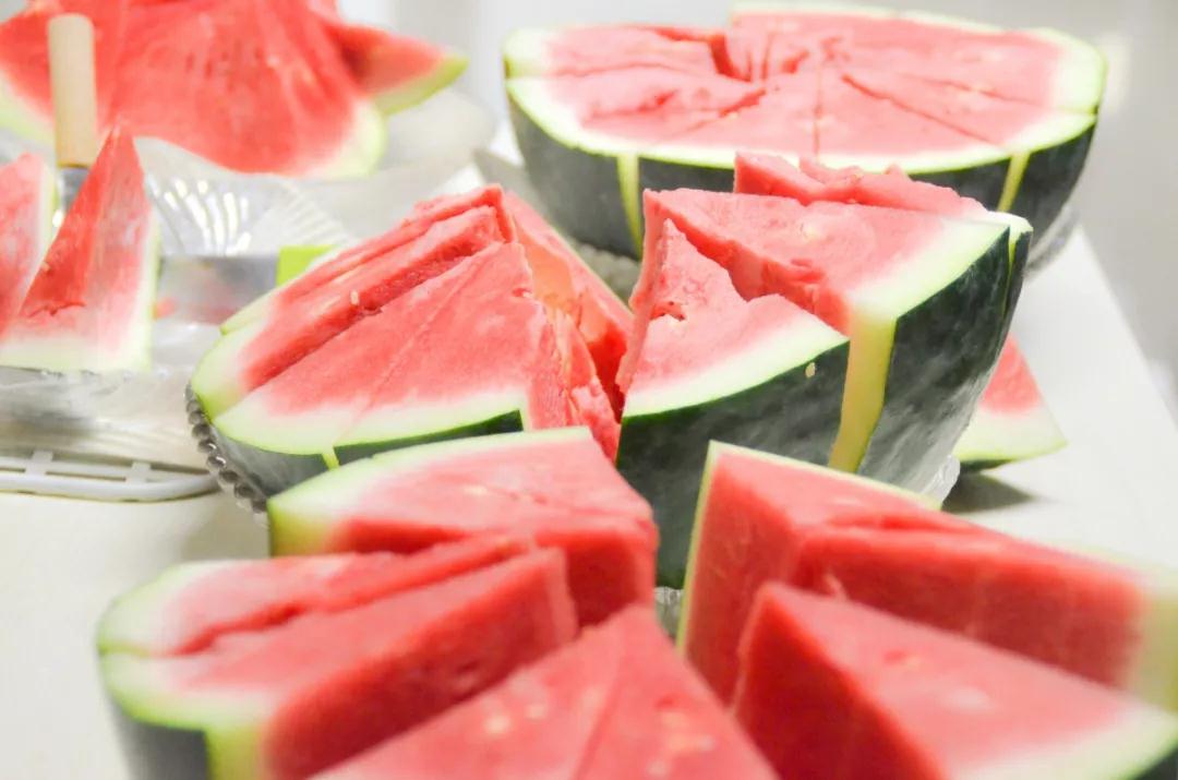 黑水瓜农种出需2人抬得动"太空西瓜",甜度高,梦中情果