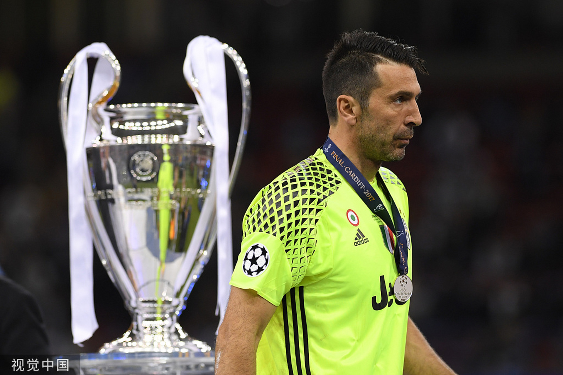 45岁布冯宣布退役  意大利传奇门将布冯宣布退役,结束了长达28年的