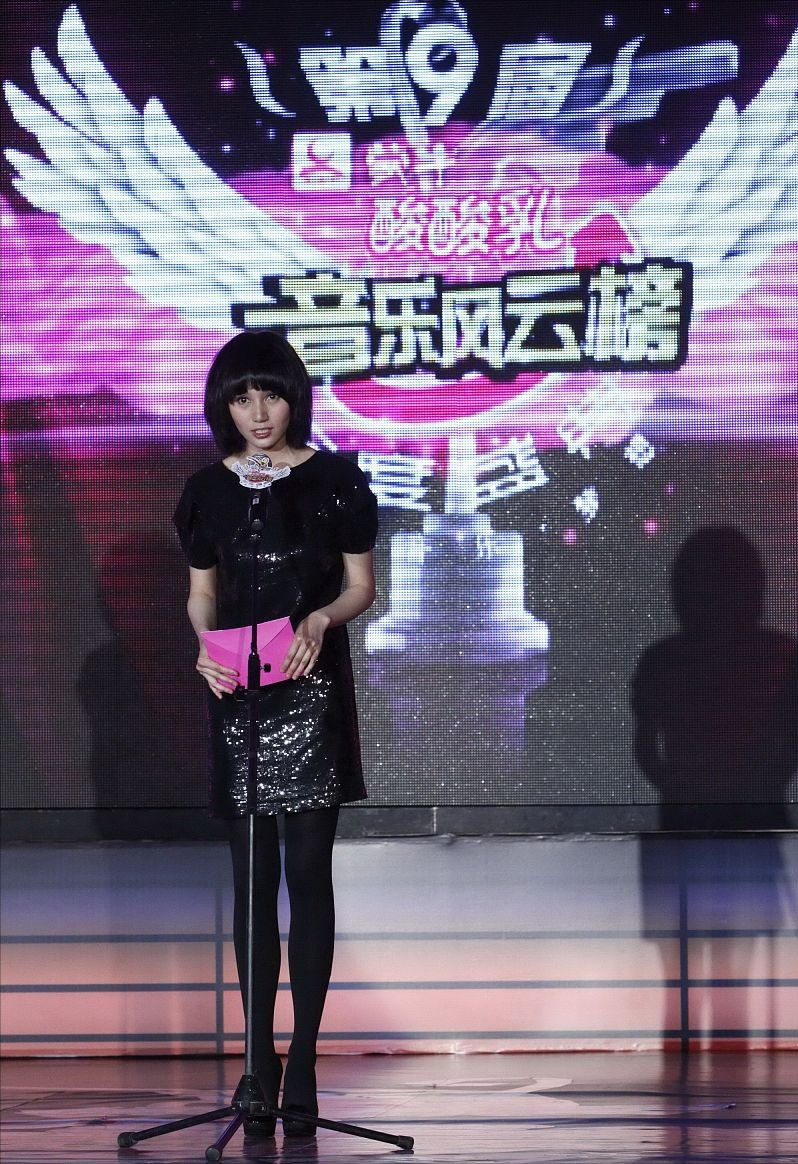 袁泉也扛不住红色丝袜,配黑裙挺抢眼的,气质温柔也难保持低调