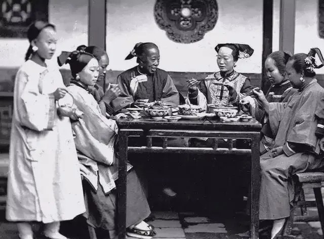 清朝富人的真实生活,地主们一餐仅有两个菜,王爷的生活奢靡