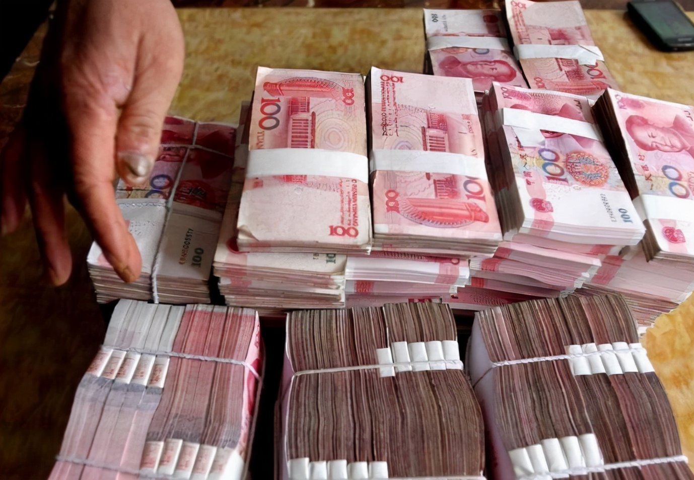 2018年一农妇将165万现金藏谷堆,几天后不翼而飞,最后找到了吗