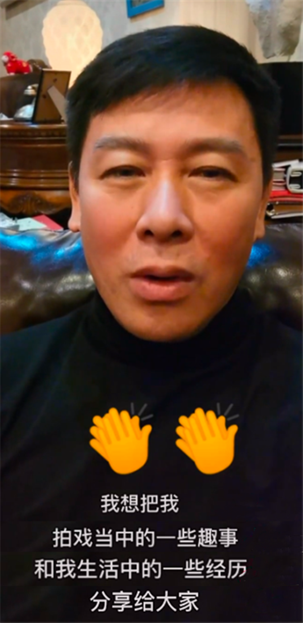 57岁胡亚捷罕晒近况,脸圆发福却帅气依旧,结婚29年儿俊妻美