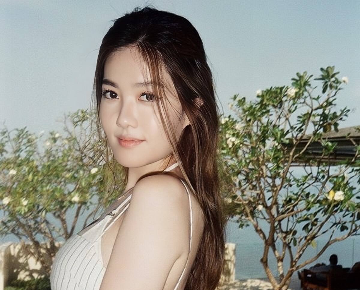 汤洛雯妹妹颜值高!到泰国旅游晒丰满好身材,网友:快去港姐选美