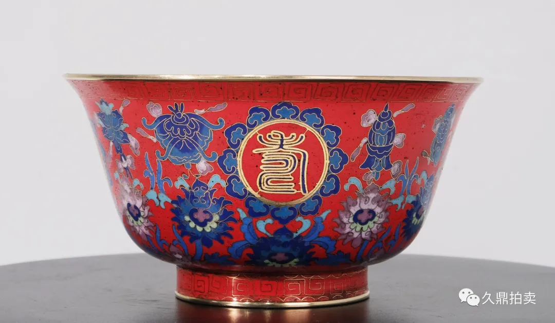 藏品赏析清乾隆铜胎红地掐丝珐琅万寿无疆碗