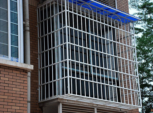 女子在外工作,偶然回家却出现陌生男子,被发现后男子依旧镇定