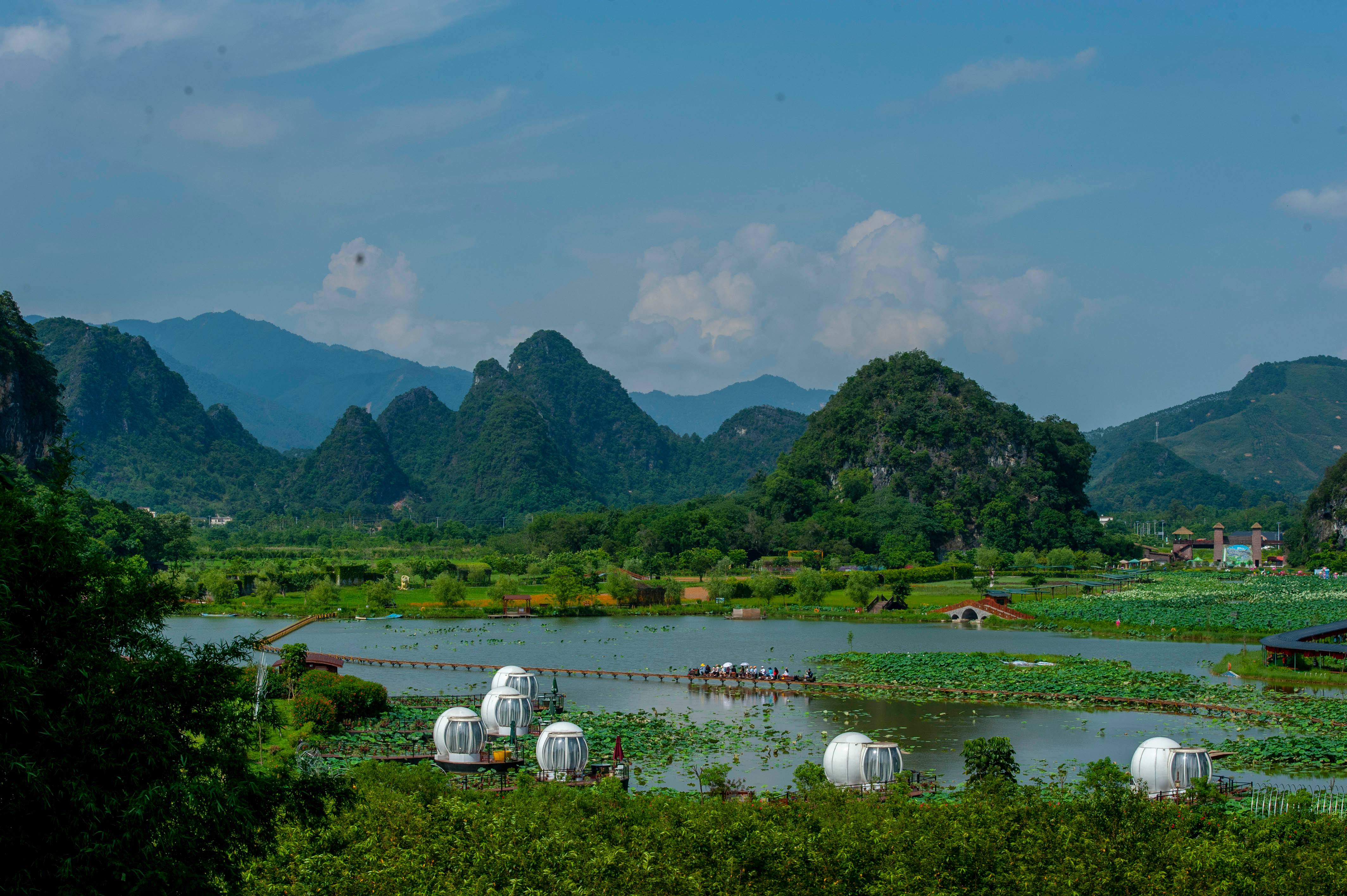 九龙小镇英西峰林旅游景?