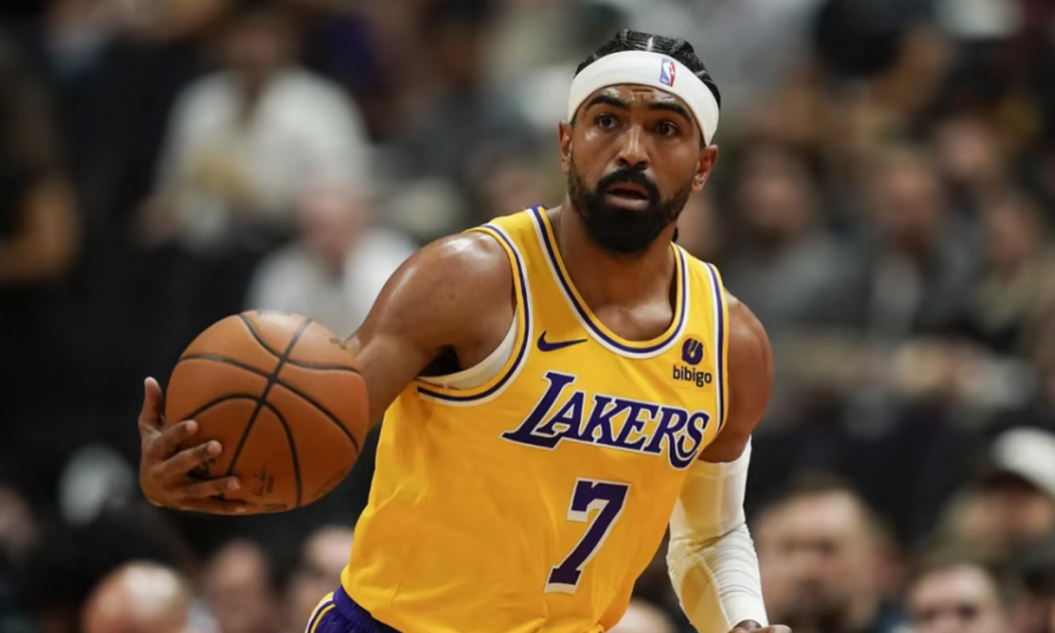 nba有81位休赛季签约的球员解除交易限制,湖人队的6名球员和欧文,追梦