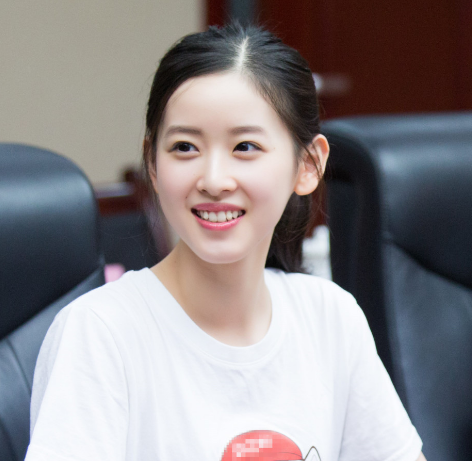 28岁章泽天风格大变,脖子一圈钻石项链抢镜