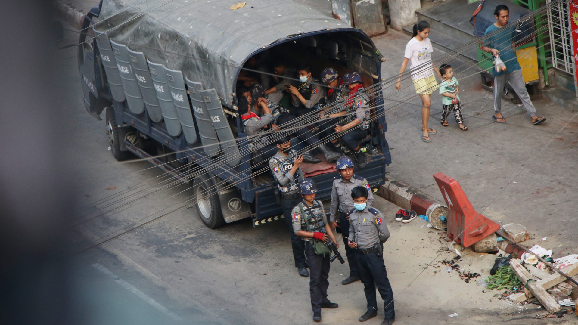 缅甸军方遭袭击后,战机凌晨火速升空报复,3000居民连夜逃往泰国