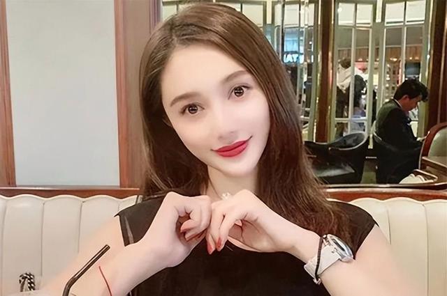 黄晓明携新女友冒雨秀恩爱,赵仕瑾含情脉脉身材傲人,乘车返爱巢