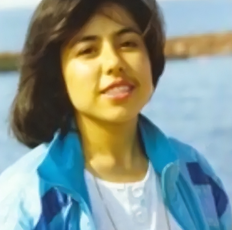 知名歌手迪里拜尔:26岁成名,中年丈夫离世,晚年回母校当老师