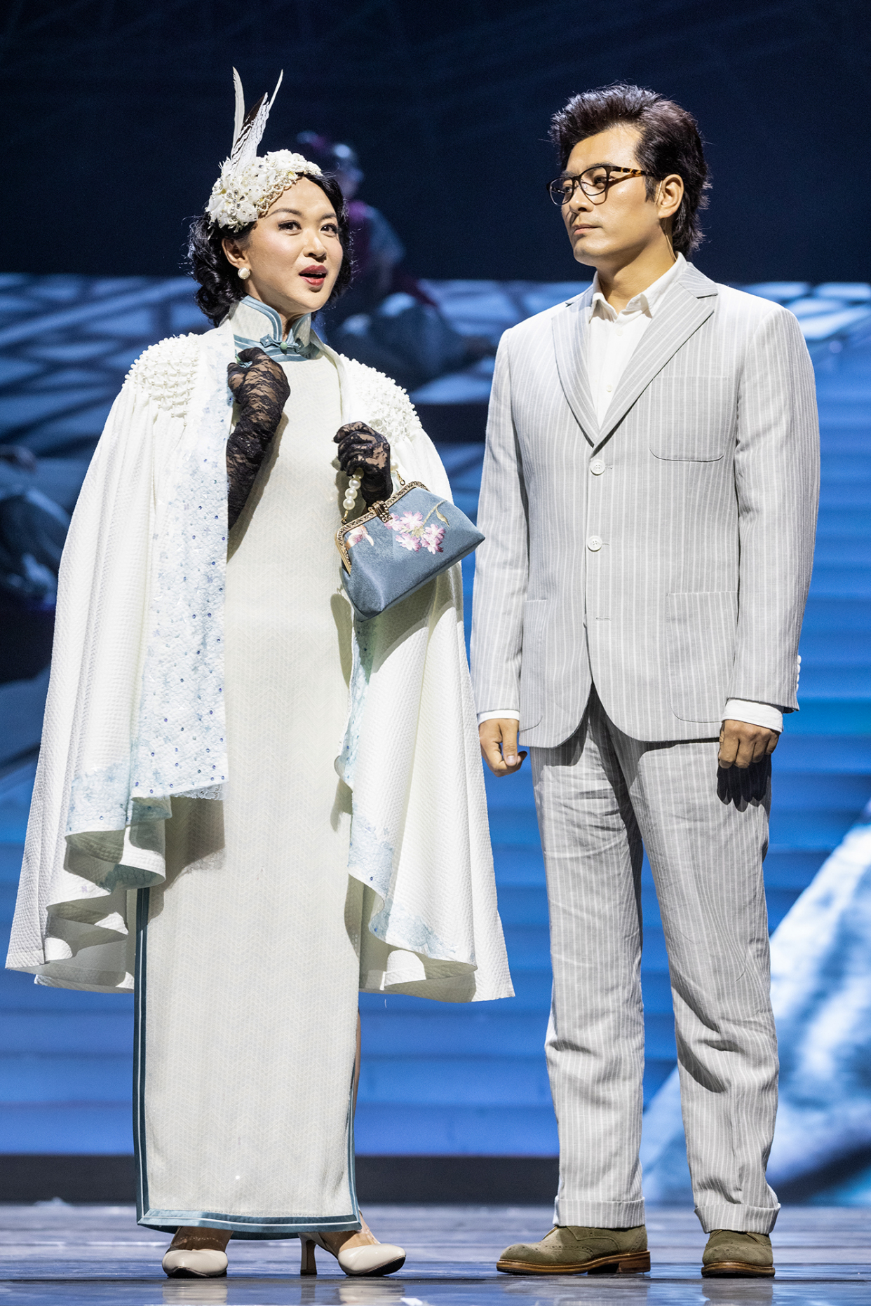 金星一人分饰两角,首次自导自演舞台剧《日出》