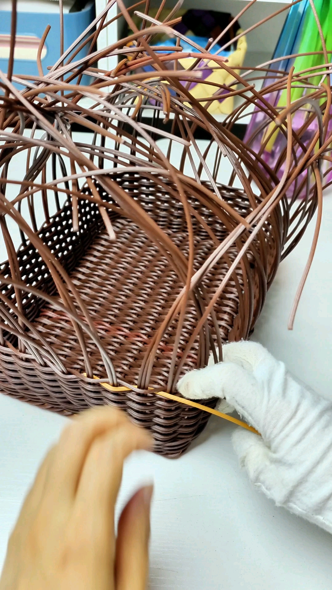 换色后继续平编,手工藤编全藤收纳筐教程