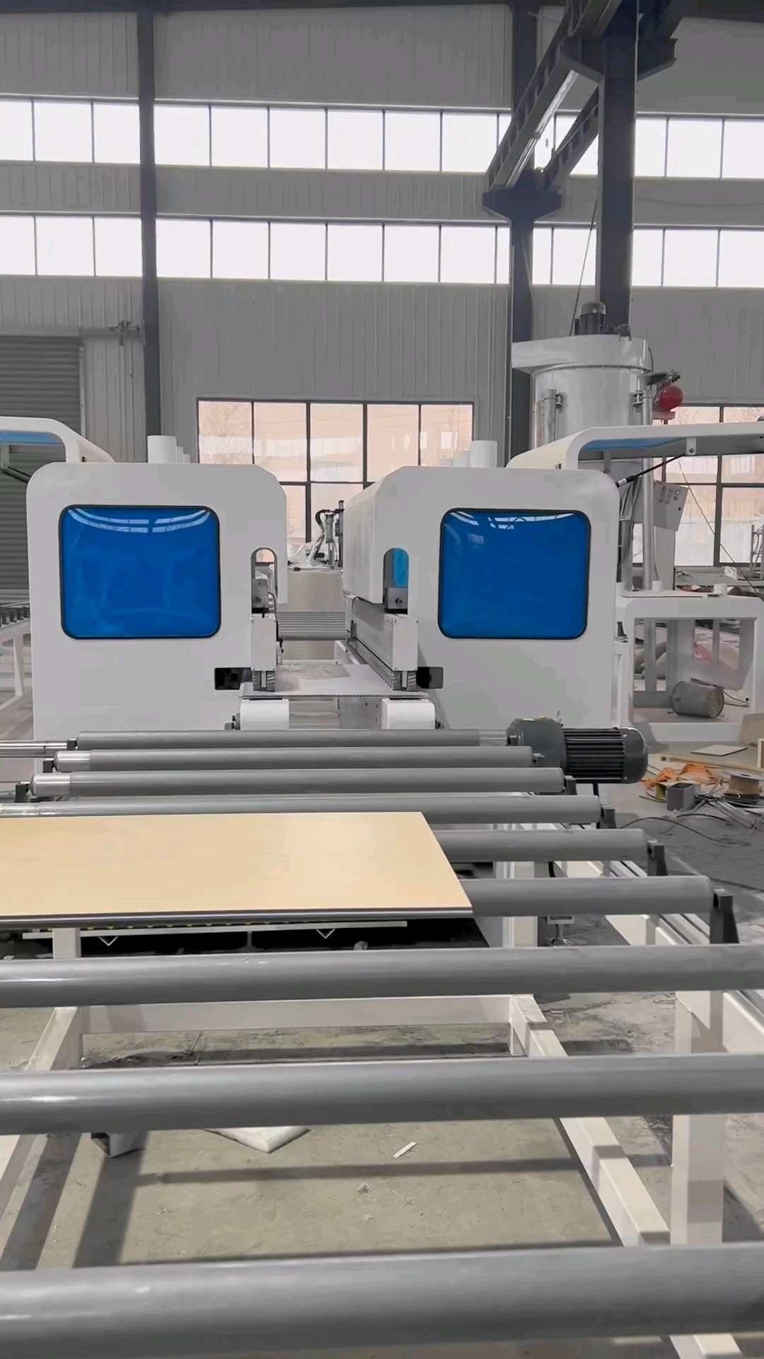 一台好的墙板开槽机,不仅能帮您节省人工,还能帮您提高生产效率