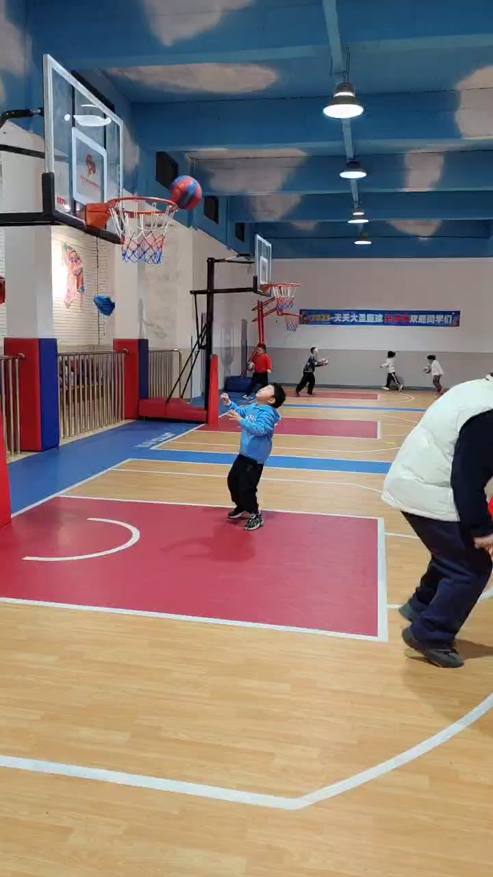 看小朋友的投篮多准呀!