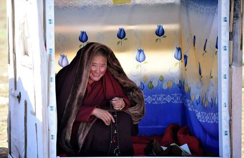 中国尼姑岛许可男性定居?2万名女性居民打坐念经静修保持安宁?