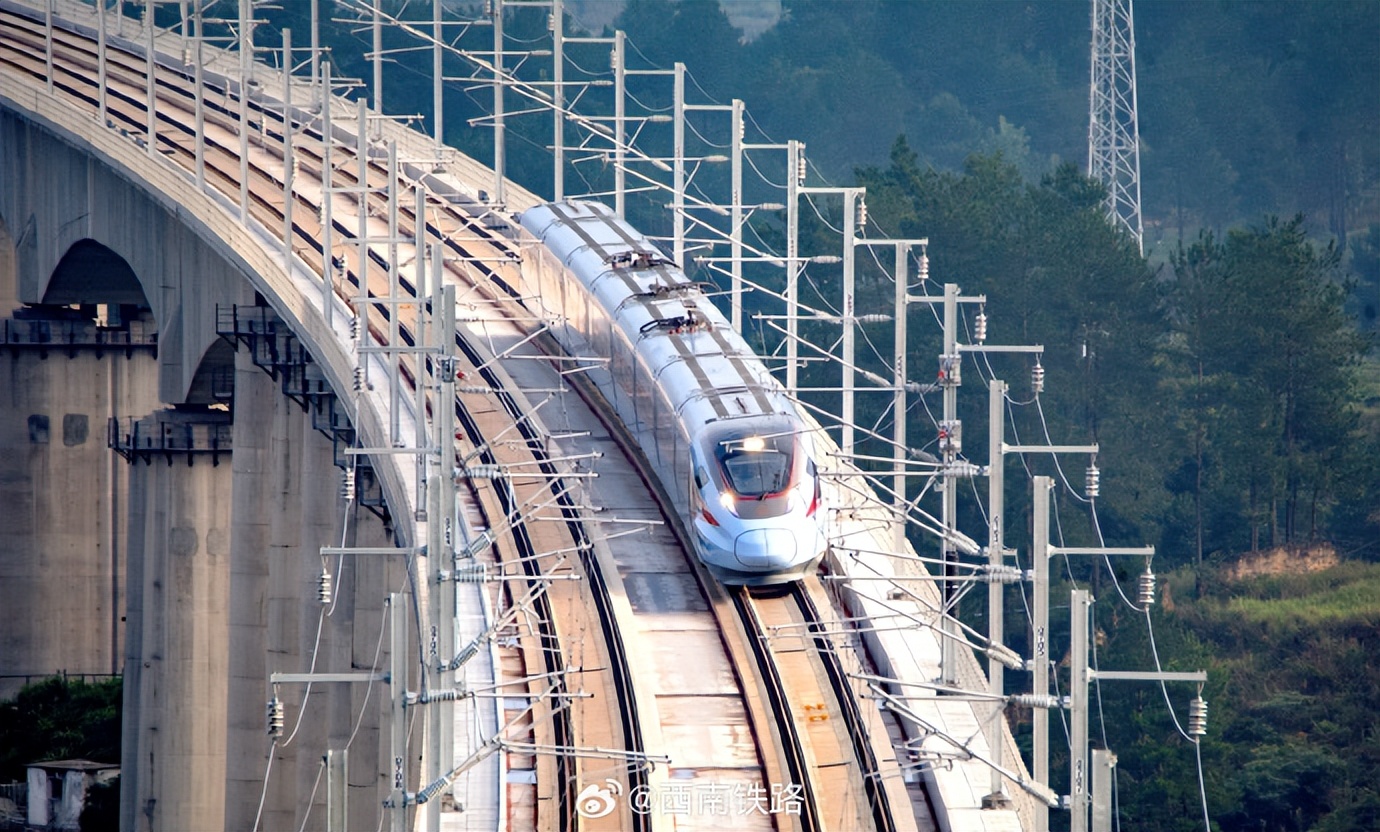 奔向世界遗产的高铁丨航拍组图首发列车行驶黔中大地
