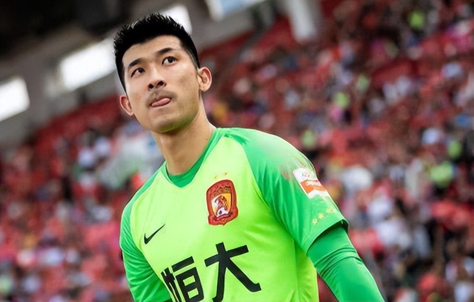 在武汉三镇阵中,一共有刘殿座,刘奕鸣,何超,邓涵文,高准翼5位前恒大