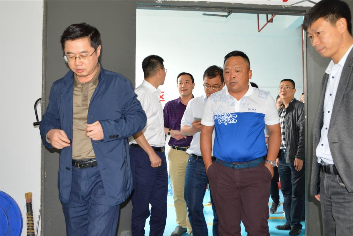 "纺织大王"马建荣,首次创业负债300万,靠代工服装身家百亿!